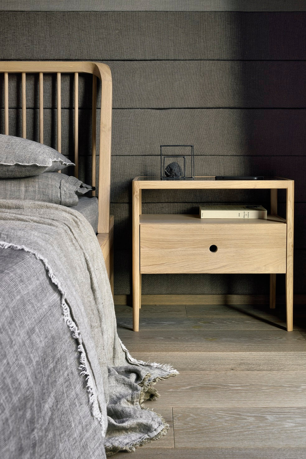 Spindle bedside table | Oak | Floor Model